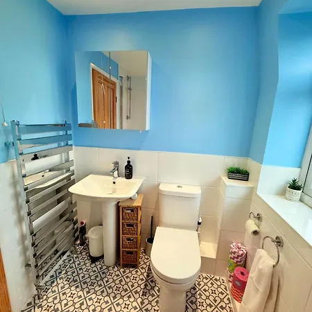 Tatil Evi Colourful Contemporary House With Parking & Garden