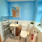 Дом отдыха Colourful Contemporary House With Parking & Garden