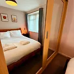Hébergement de vacances Colourful Contemporary House With Parking & Garden *