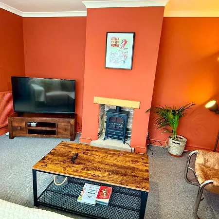 Artistic House With Private Drive & Garden