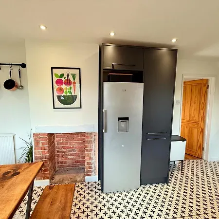 Artistic House With Private Drive & Garden Vakantiehuis *