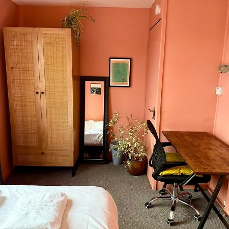 Artistic House With Private Drive & Garden בריסטול