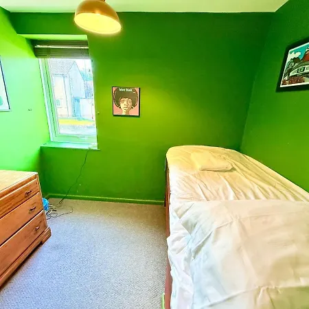 Artistic House With Private Drive & Garden Vakantiehuis Bristol