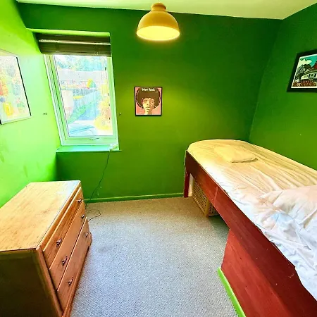 Artistic House With Private Drive & Garden Vakantiehuis Bristol