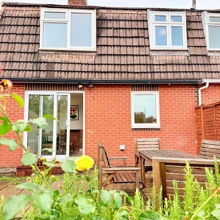 Artistic House With Private Drive & Garden Vakantiehuis Bristol