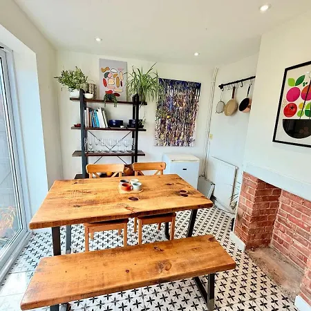 Vakantiehuis Colourful Contemporary House With Parking & Garden Bristol