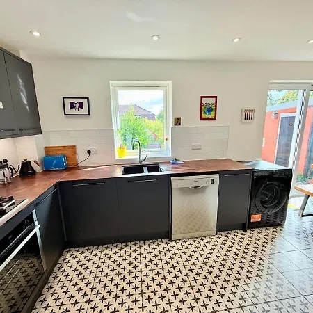 Calm Contemporary House With Private Drive & Garden *