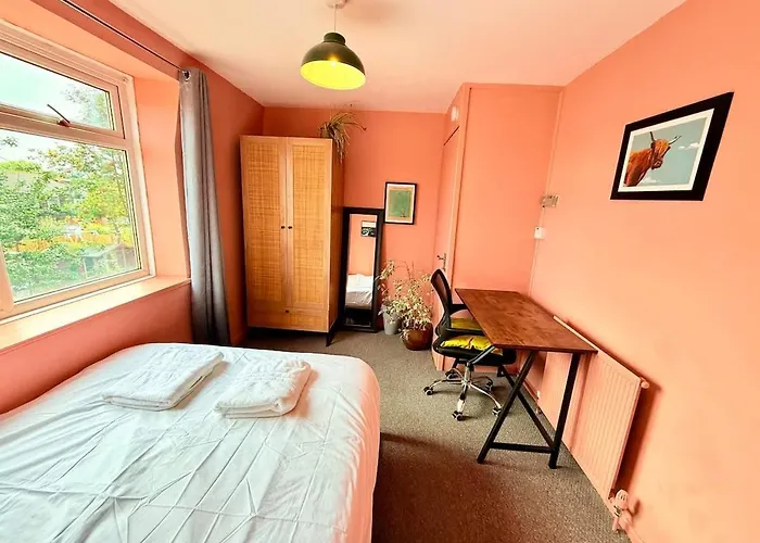 Feriehus Calm Contemporary House With Private Drive & Garden *