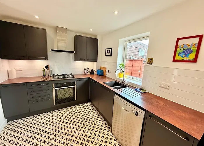 Calm Contemporary House With Private Drive & Garden Nyaraló