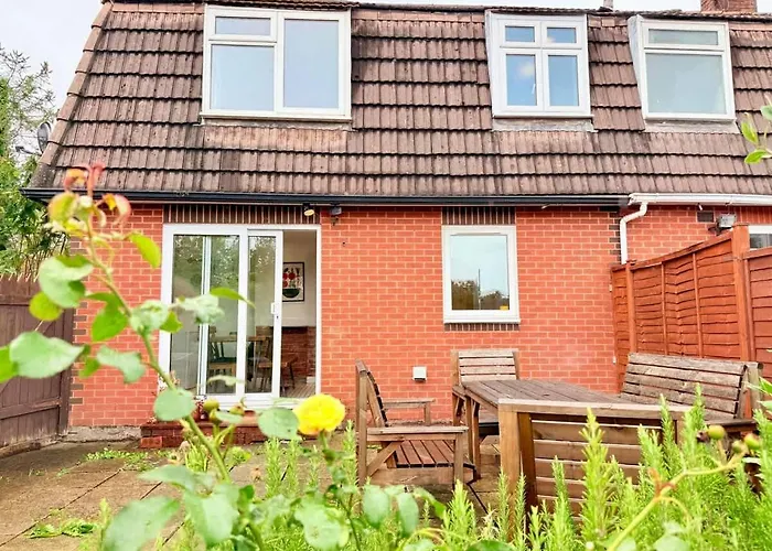 Calm Contemporary House With Private Drive & Garden