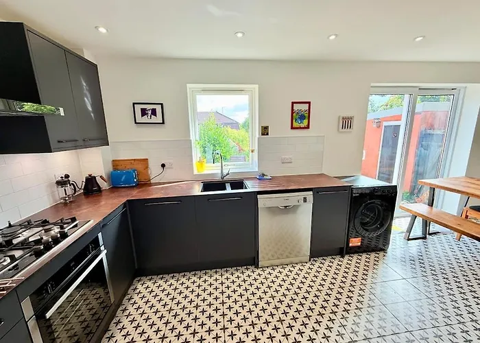 Calm Contemporary House With Private Drive & Garden *