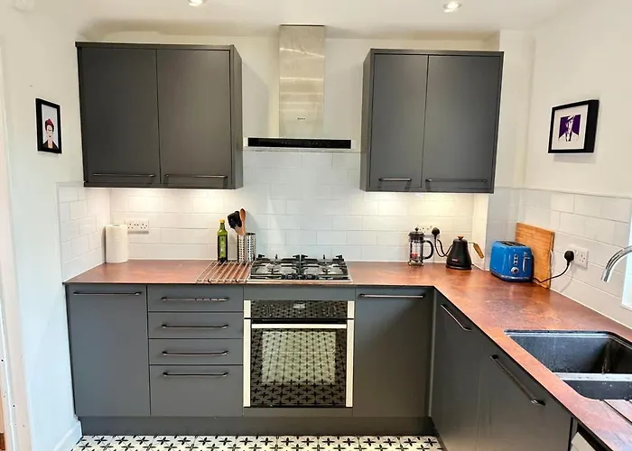 Calm Contemporary House With Private Drive & Garden בית נופש *