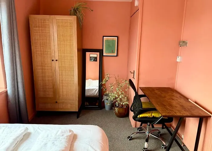 בית נופש Calm Contemporary House With Private Drive & Garden בריסטול