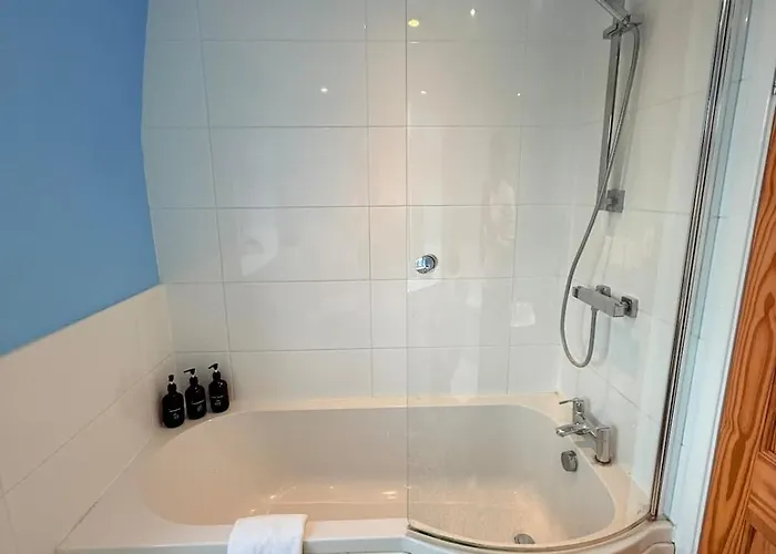 Calm Contemporary House With Private Drive & Garden Feriehus *