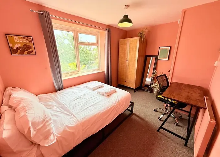 Calm Contemporary House With Private Drive & Garden