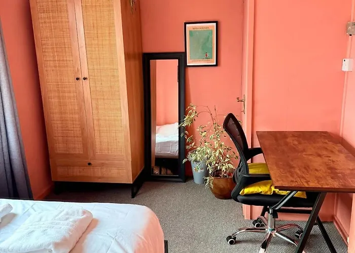 Colourful Contemporary House With Parking & Garden 別荘