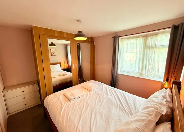 Calm Contemporary House With Private Drive & Garden Bristol