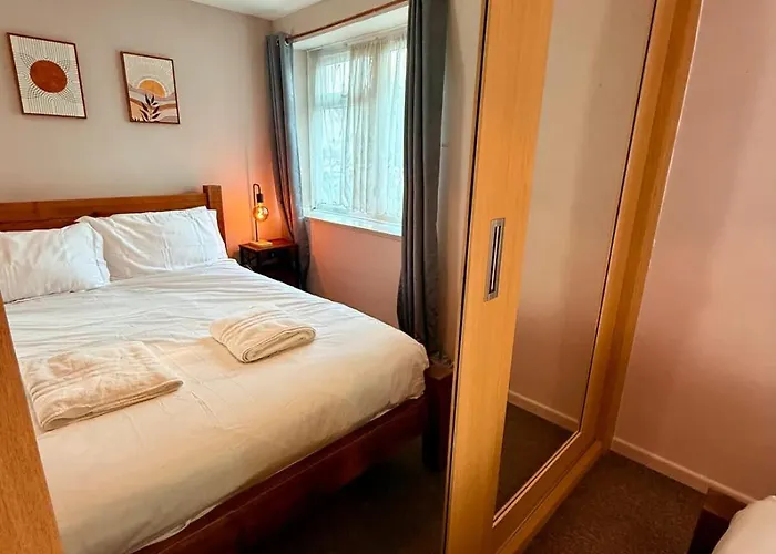 Feriehus Calm Contemporary House With Private Drive & Garden *