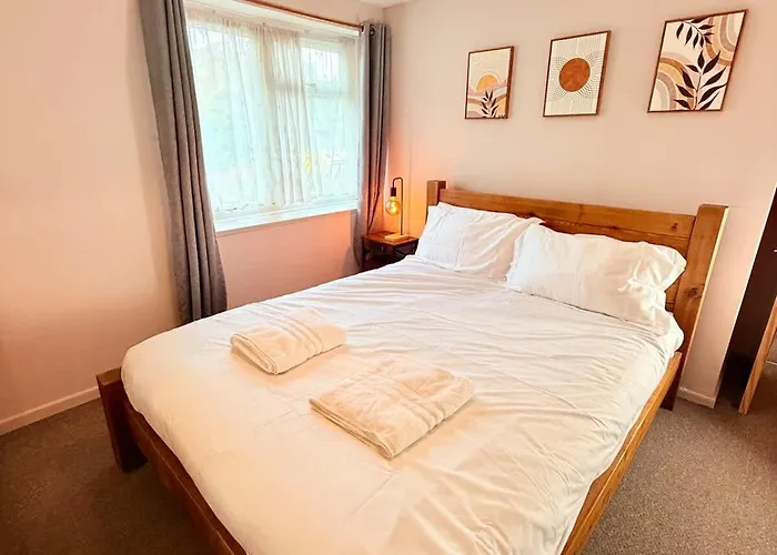 Colourful Contemporary House With Parking & Garden *