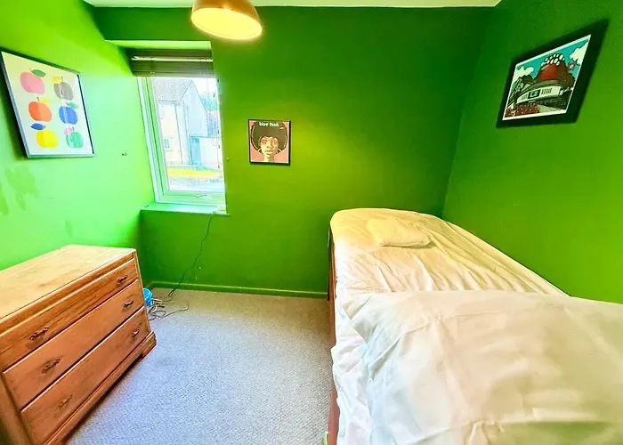 Calm Contemporary House With Private Drive & Garden *