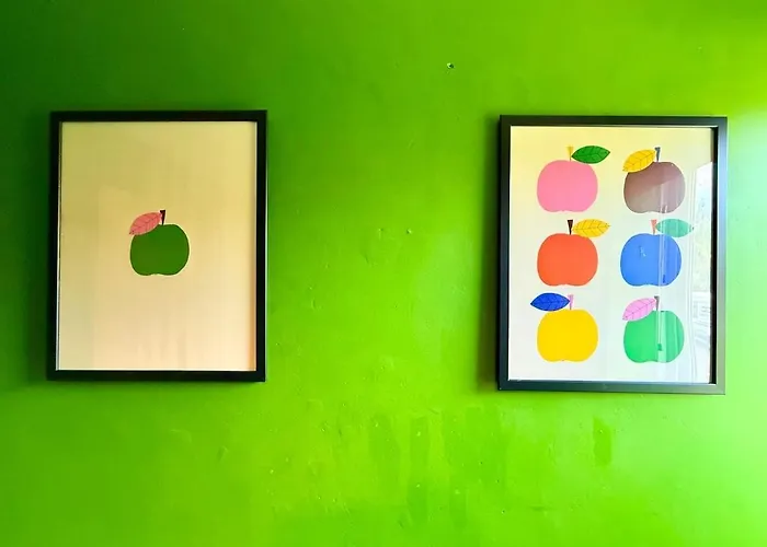 Colourful Contemporary House With Parking & Garden 別荘