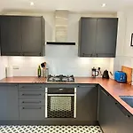 Colourful Contemporary House With Parking & Garden Сasa de vacaciones *