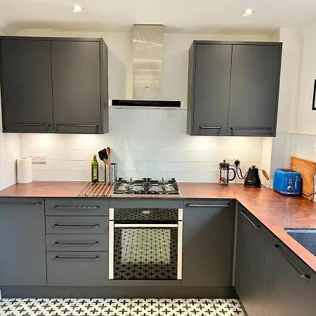 Nyaraló Artistic House With Private Drive & Garden