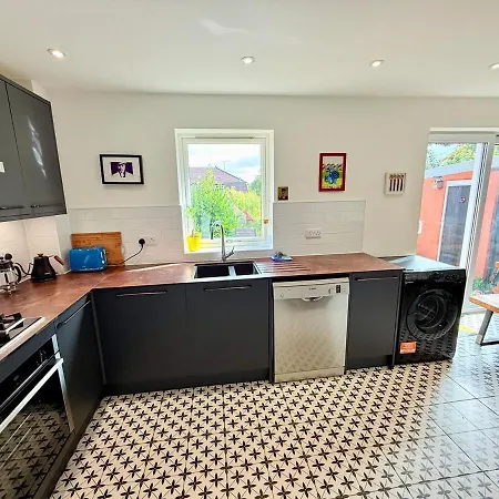 Artistic House With Private Drive & Garden Bristol