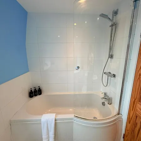 Artistic House With Private Drive & Garden Bristol