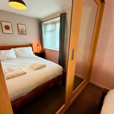 Artistic House With Private Drive & Garden *