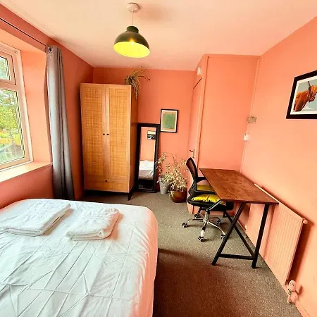 Сasa de vacaciones Colourful Contemporary House With Parking & Garden *