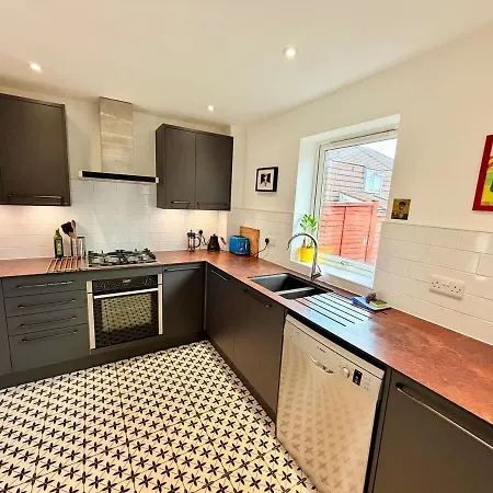 Calm Contemporary House With Private Drive & Garden Casa de Férias