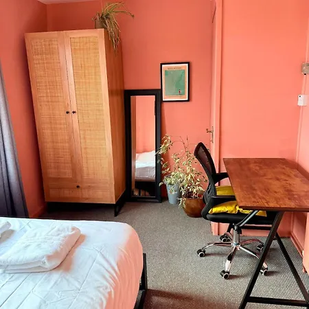Colourful Contemporary House With Parking & Garden Дом отдыха