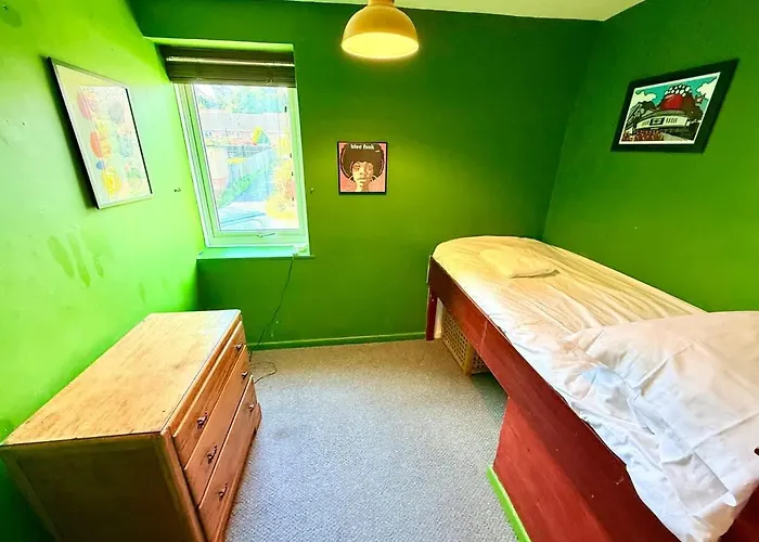 Calm Contemporary House With Private Drive & Garden Bristol